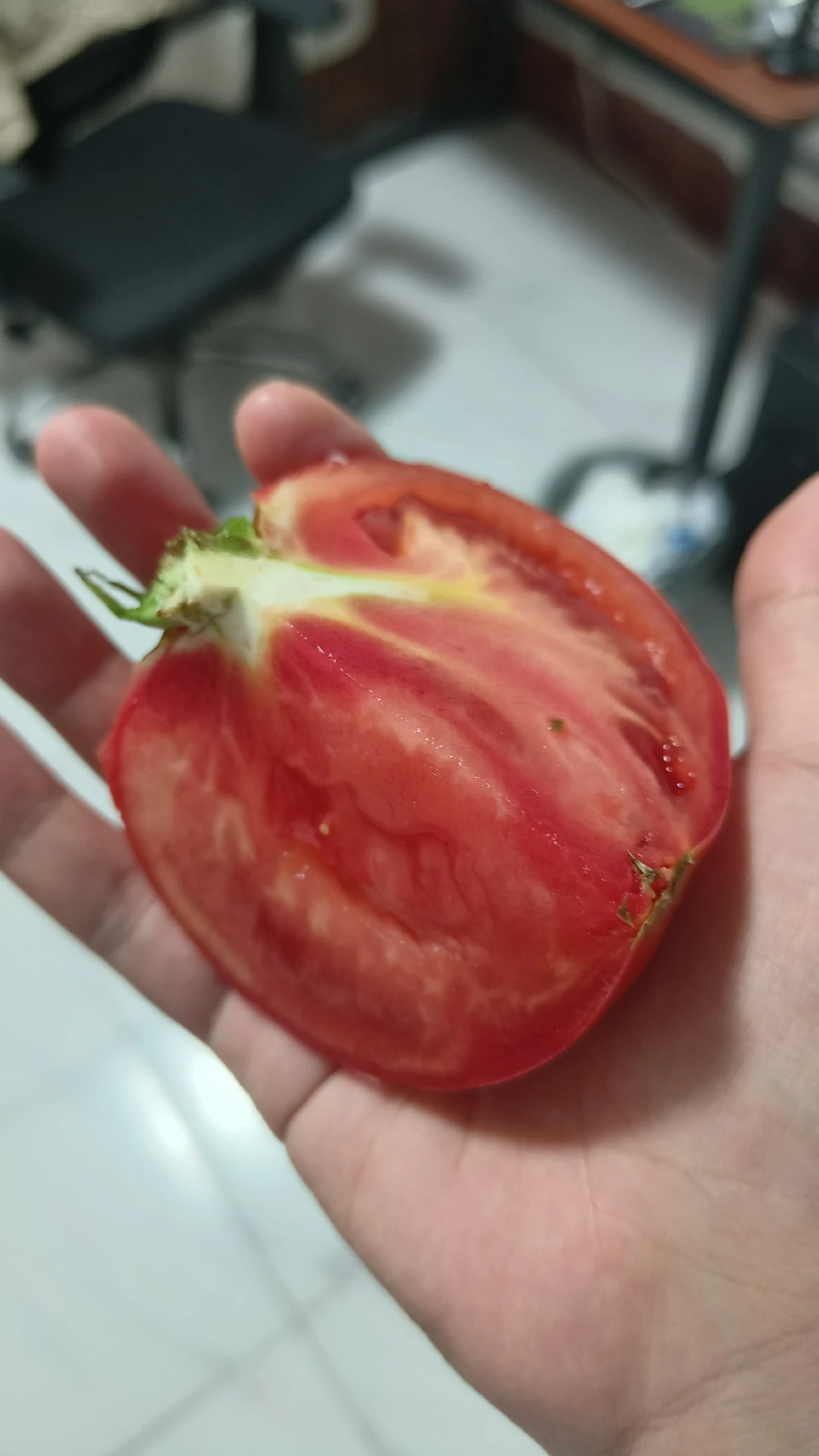 巴掌大的四分之一个西红柿